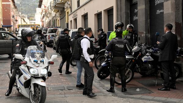 Силы безопасности Эквадора патрулируют территорию вокруг главной площади и президентского дворца после побега из тюрьмы крупного наркобарона 