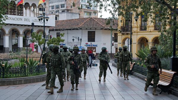 Эквадорские солдаты патрулируют улицы города Куэнки после побега из тюрьмы крупного наркобарона 