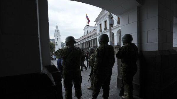 Солдаты патрулируют возле правительственного дворца во время чрезвычайного положения в Кито, Эквадор