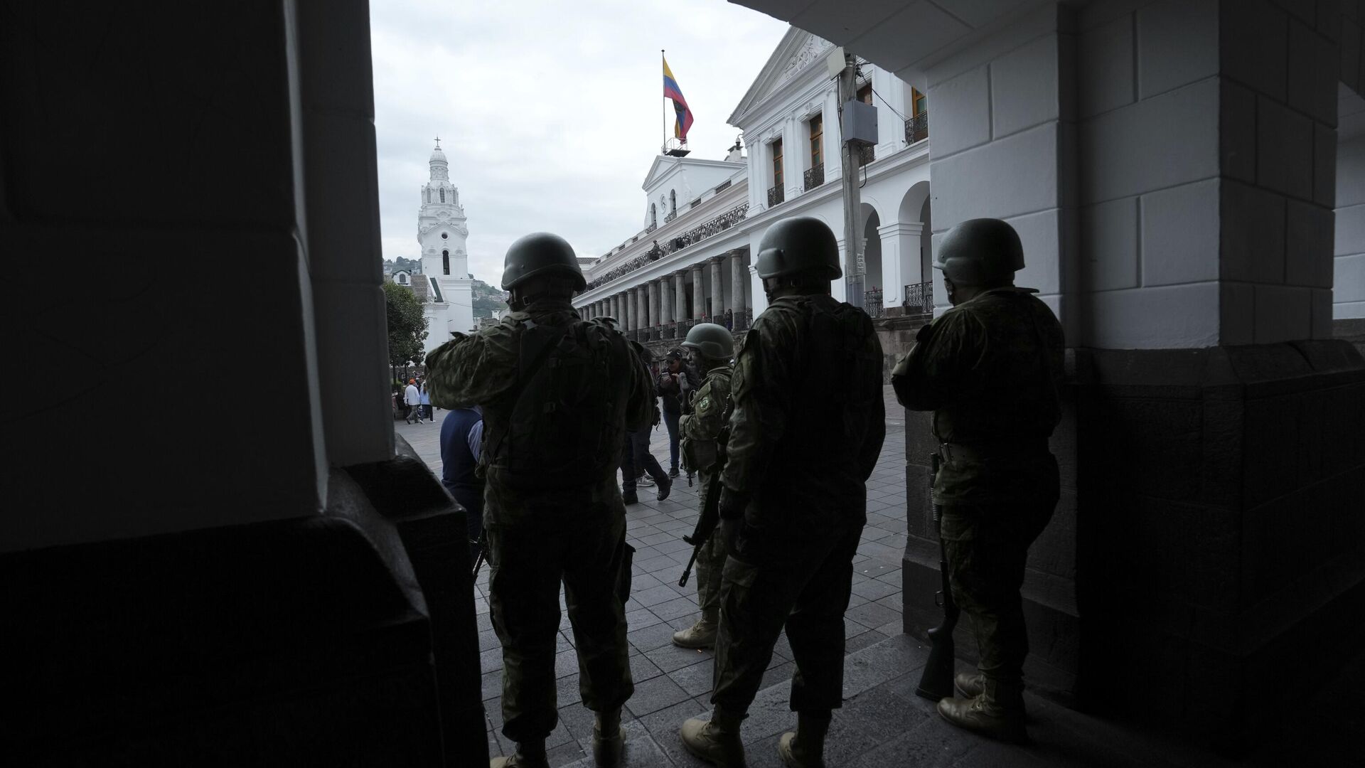 Солдаты патрулируют возле правительственного дворца во время чрезвычайного положения в Кито, Эквадор - РИА Новости, 1920, 10.01.2024