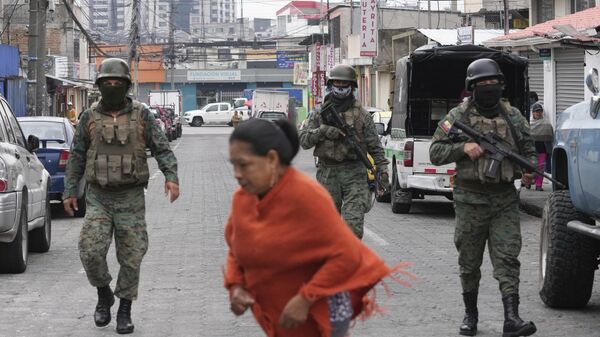 Полиция и солдаты район вокруг тюрьмы Эль-Инка в Эквадоре, где произошли массовые беспорядки