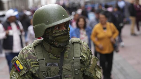 Солдаты патрулируют возле правительственного дворца во время чрезвычайного положения в Кито, Эквадор