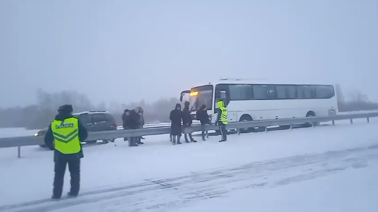 Автобус с россиянами сломался на трассе в Акмолинской области Казахстана - РИА Новости, 1920, 10.01.2024