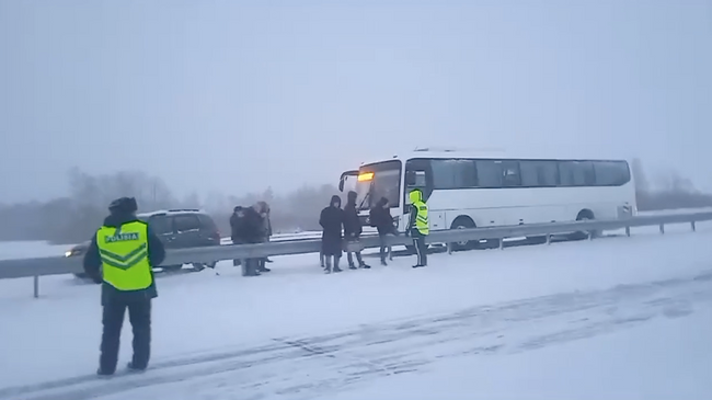 Автобус с россиянами сломался на трассе в Акмолинской области Казахстана