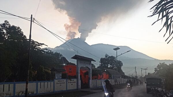 Вулкан Левотоби Лаки-Лаки в Индонезии извергает горячий дым