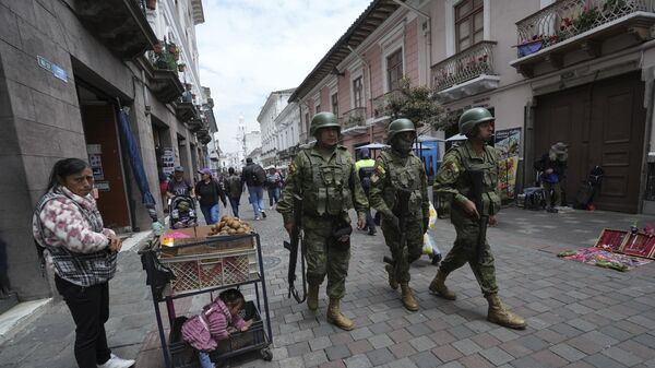 Солдаты патрулируют Кито, Эквадор