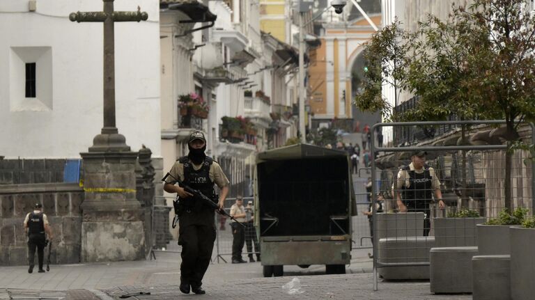 Эквадорские силы безопасности патрулируют территорию вокруг главной площади и президентского дворца во время чрезвычайного положения в Кито, Эквадор