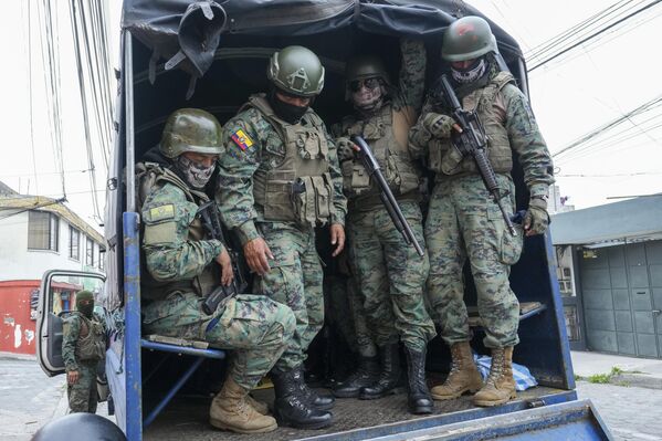Солдаты патрулируют периметр тюрьмы Эль-Инка в Эквадоре во время чрезвычайного положения в Кито
