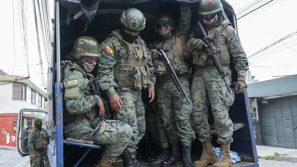 Солдаты патрулируют периметр тюрьмы Эль-Инка в Эквадоре во время чрезвычайного положения в Кито Солдаты патрулируют периметр тюрьмы Эль-Инка в Эквадоре во время чрезвычайного положения в Кито