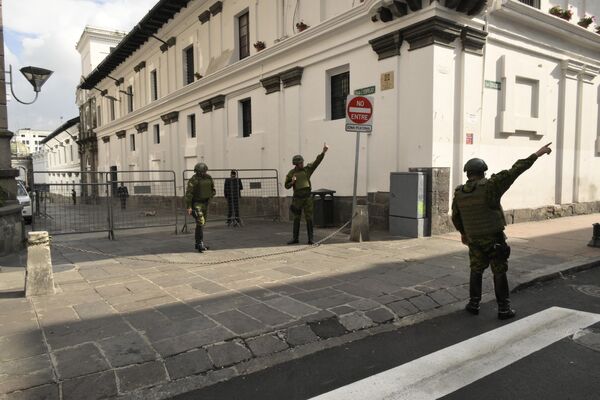 Силы безопасности оцепили главную площадь и президентский дворец во время чрезвычайного положения в Кито, Эквадор