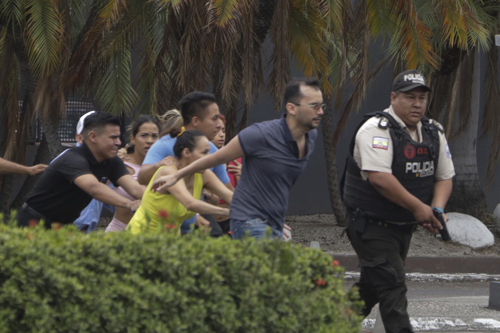 Полиция эвакуирует сотрудников общественного телеканала TC Television после того, как группа вооруженных людей ворвалась на съемочную площадку во время прямого эфира в Гуаякиле, Эквадор - РИА Новости, 1920, 10.01.2024