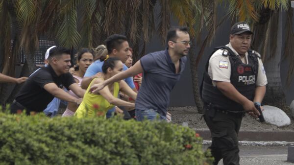 Полиция эвакуирует сотрудников общественного телеканала TC Television после того, как группа вооруженных людей ворвалась на съемочную площадку во время прямого эфира в Гуаякиле, Эквадор. Архивное фото
