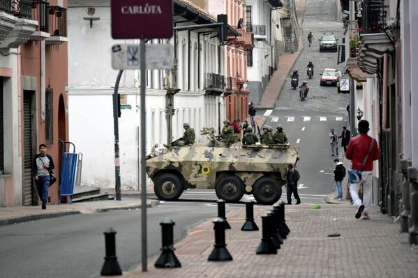 Эквадорские силы безопасности патрулируют территорию вокруг главной площади и президентского дворца во время чрезвычайного положения в Кито, Эквадор