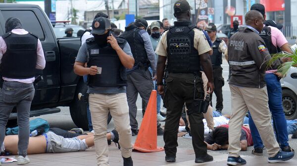 Полиция Эквадора задерживает захватчиков телеканала ТС в городе Гуаякиль