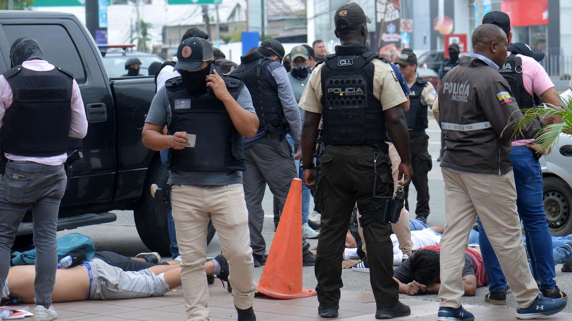 Полиция Эквадора задерживает захватчиков телеканала ТС в городе Гуаякиль - РИА Новости, 1920, 10.01.2024