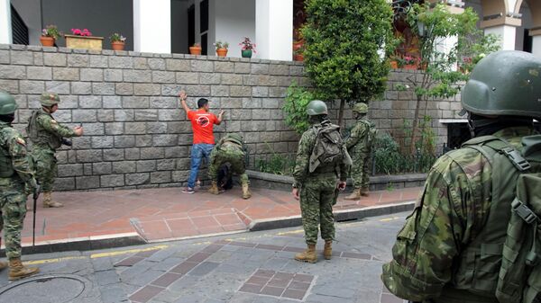 Эквадорские солдаты обыскивают мужчину во время патрулирования улиц города Куэнка, Эквадор
