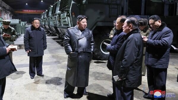 Лидер КНДР Ким Чен Ын во время поездки по оборонным заводам