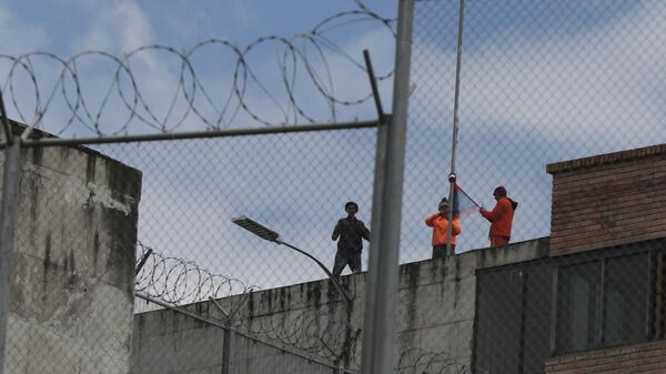 Заключенные на крыше тюрьмы Тури в городе Куэнке, Эквадор, во время начавшихся беспорядков