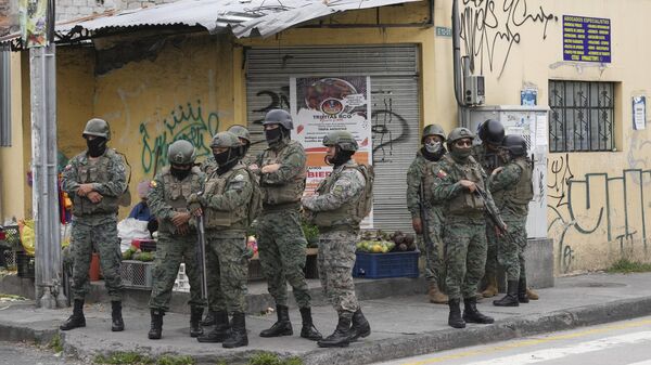Солдаты патрулируют район около тюрьмы Эль-Инка в Эквадоре, где произошли массовые беспорядки