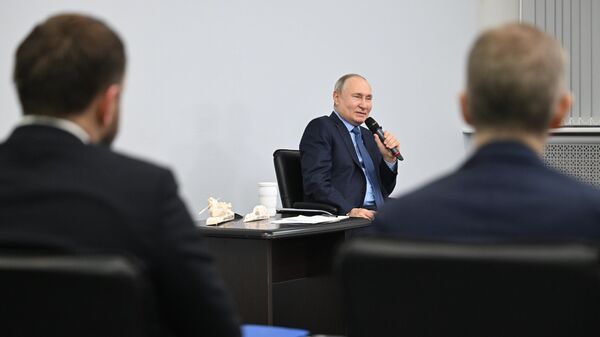 Президент РФ Владимир Путин во время встречи жителями Анадыря