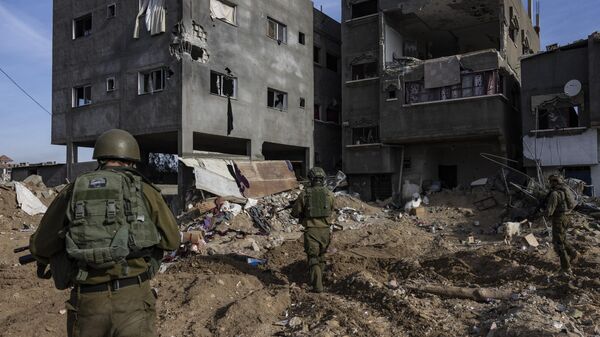 Солдаты армии Израиля патрулирующие район Аль-Бурейдж в центральной части сектора Газа