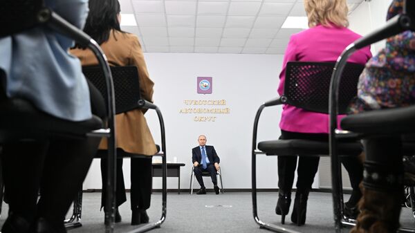 Президент РФ Владимир Путин во время встречи жителями Анадыря