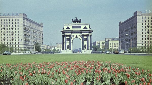 Триумфальная арка (Московские Триумфальные ворота, проект архитектора О. И. Бове) на площади Победы