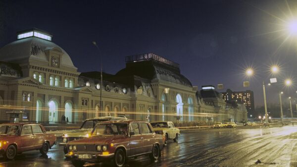 Павелецкий вокзал на Ленинской площади вечером