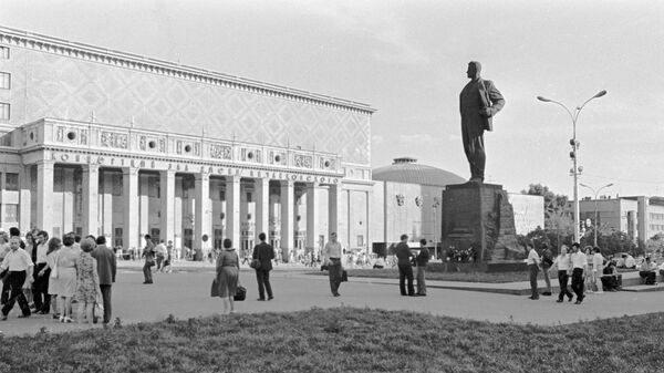 Памятник Владимиру Маяковскому на площади Маяковского