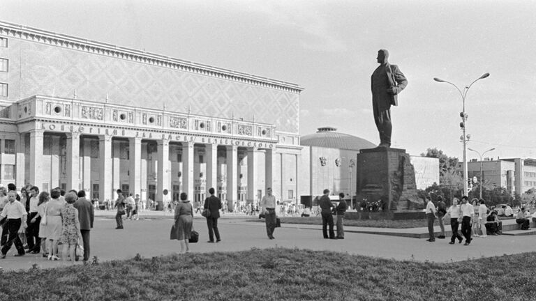 Памятник Владимиру Маяковскому на площади Маяковского