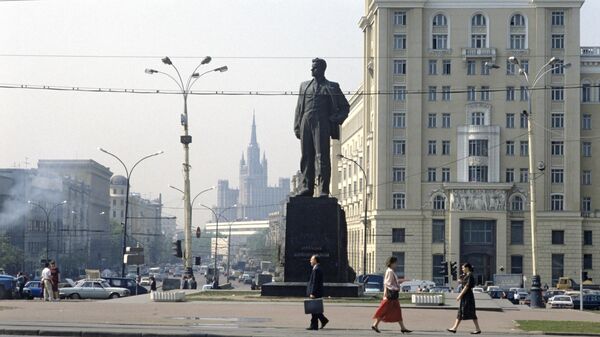 Памятник поэту Владимиру Маяковскому на Триумфальной площади