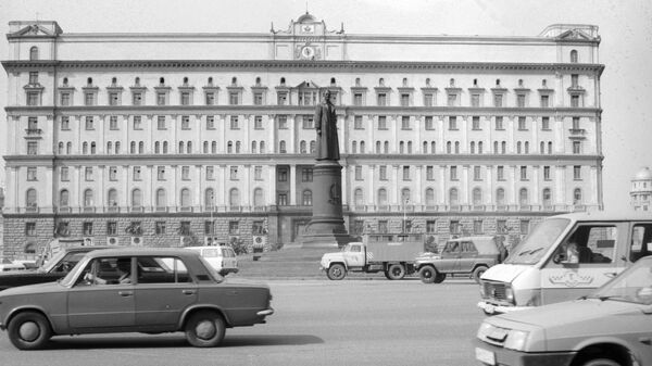 Памятник Ф. Э. Дзержинскому (скульптор Е. В. Вучетич, архитектор Г. А. Захаров) у здания Комитета государственной безопасности СССР
