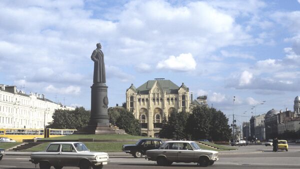 Памятник Дзержинскому на площади Дзержинского (ныне Лубянская площадь)