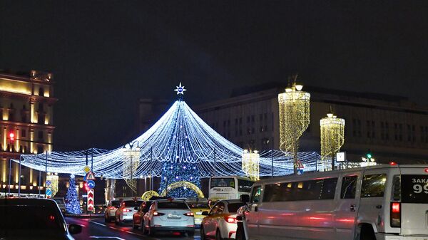 Новогодние украшения на Лубянской площади в Москве
