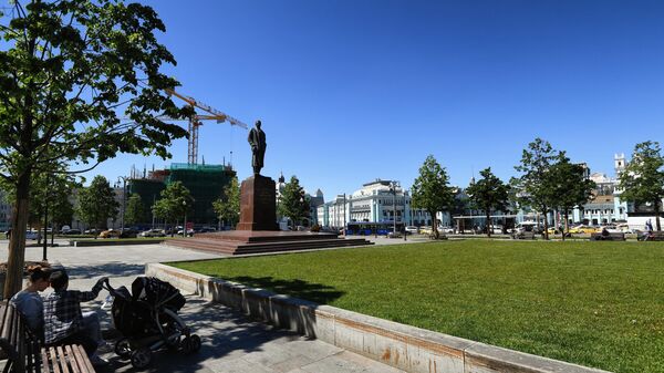Памятник писателю Максиму Горькому на площади Тверской Заставы в Москве