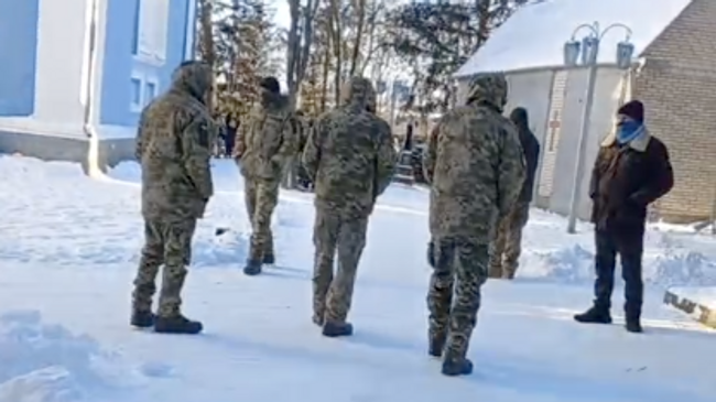 Сторонники раскольнической ПЦУ на территории захваченного Казанского храма канонической УПЦ в городе Ладыжине Винницкой области