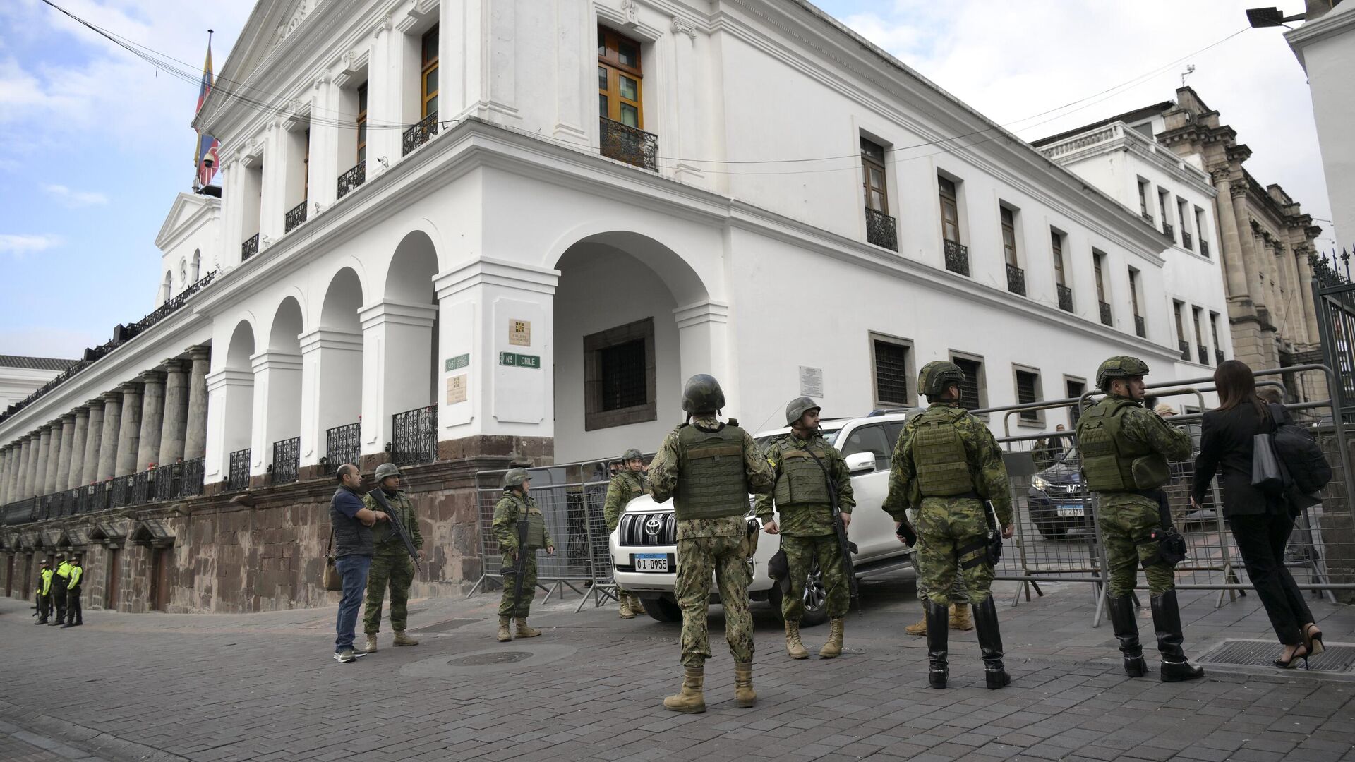Солдаты патрулируют улицу около президентского дворца в Кито, Эквадор. 10 января 2024 - РИА Новости, 1920, 10.01.2024