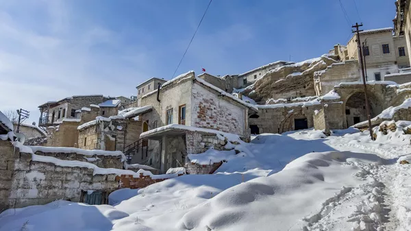 Старые каменные дома и улицы Аваноса (Венесса) недалеко от Каппадокии