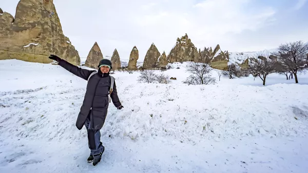 Туристка в Каппадокии зимой