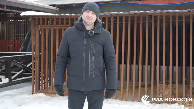 Эдгард Запашный приехал в расположение подразделения Эспаньола, чтобы проведать полуторагодовалую львицу Киару