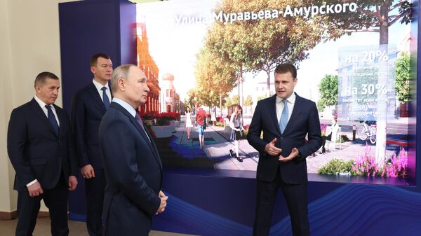 Президент РФ Владимир Путин во время осмотра презентации мастер-планов развития городов Дальнего Востока