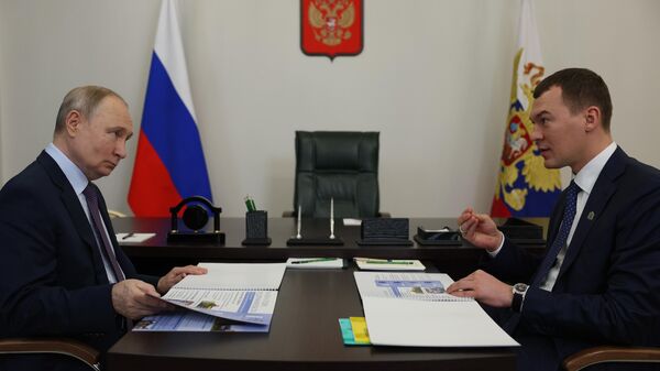 Президент РФ Владимир Путин и губернатор Хабаровского края Михаил Дегтярев во время встречи в Хабаровске