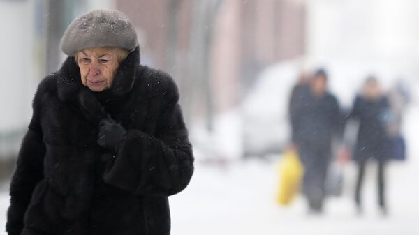 Женщина идет по улице в Москве