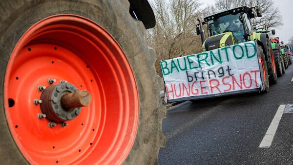 Акция протеста фермеров во время визита канцлера Германии Олафа Шольца на завод национальной железнодорожной компании Deutsche Bahn в Котбусе