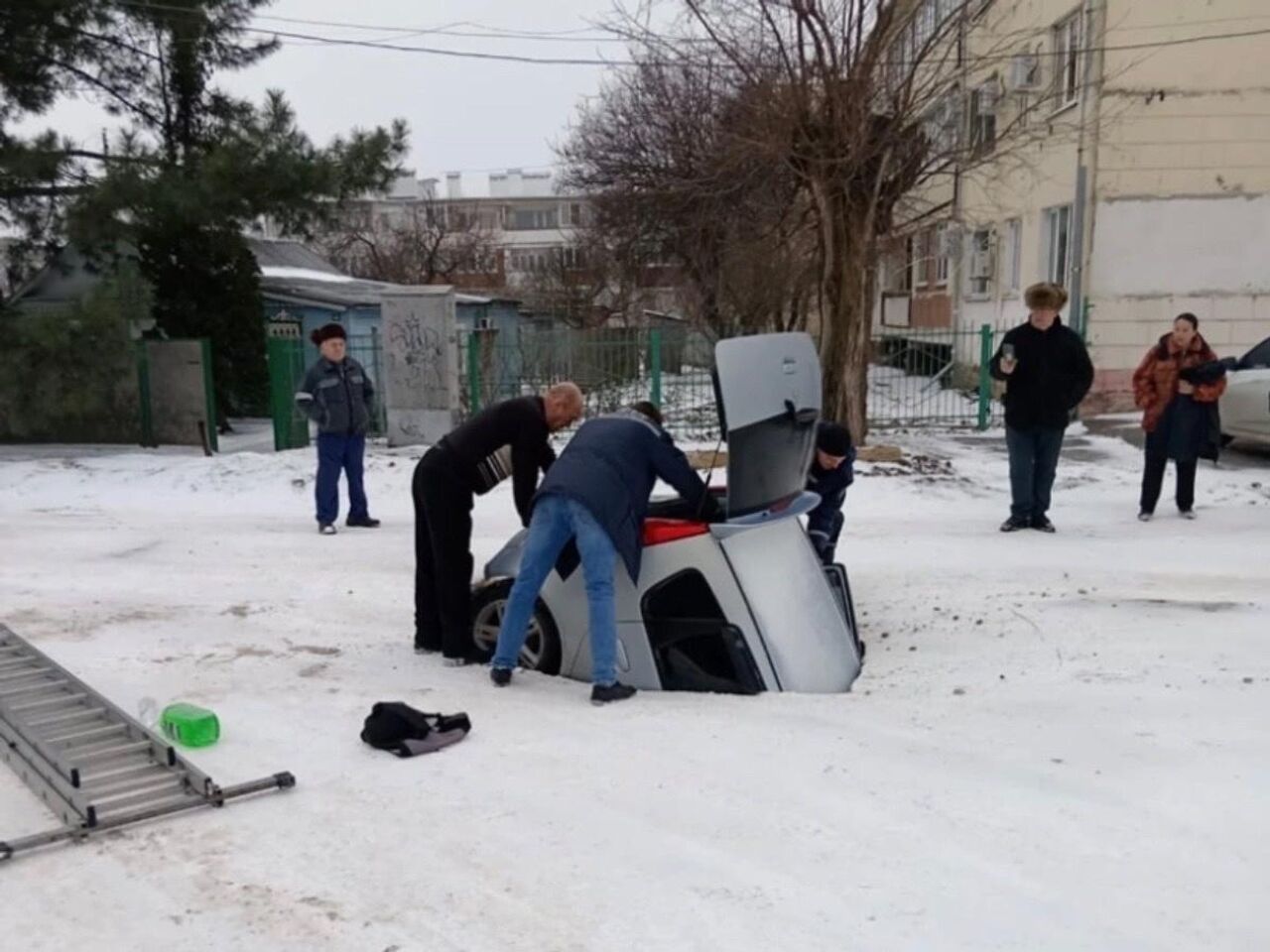 В Ростовской области машина с водителем провалилась под асфальт - РИА  Новости, 11.01.2024