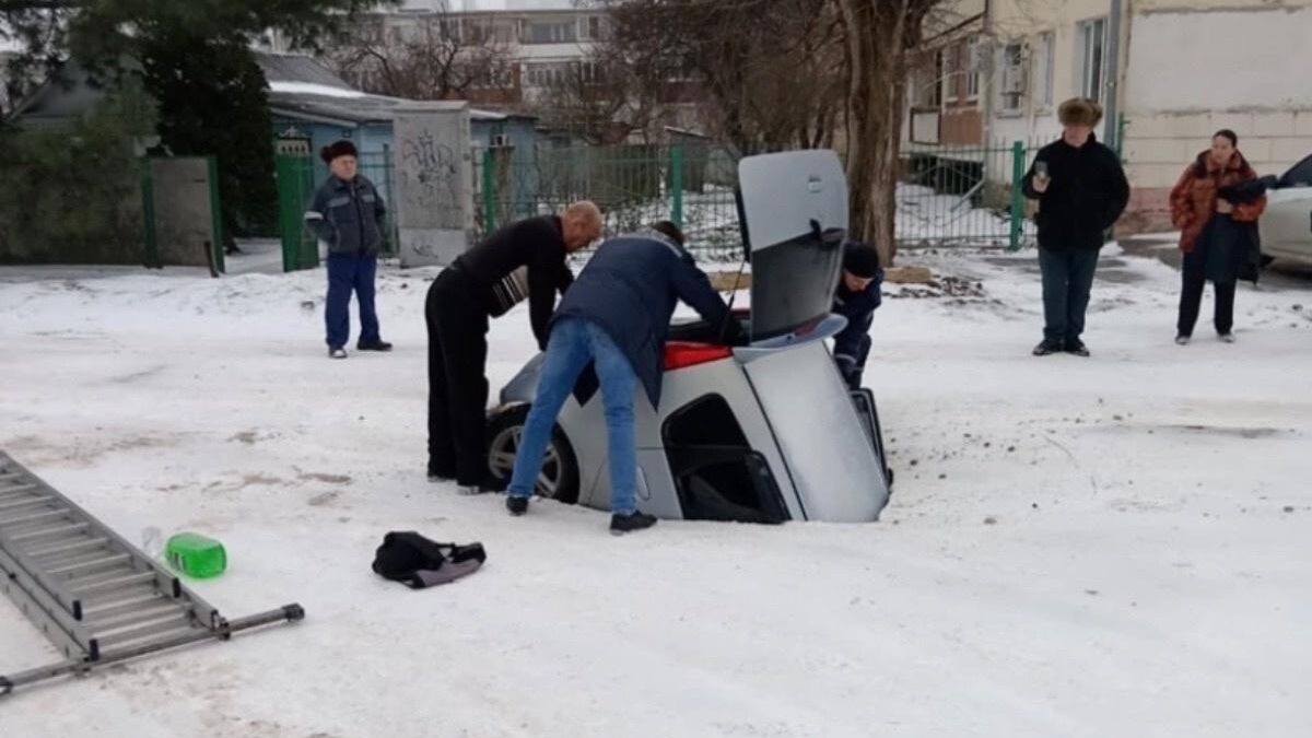 Автомобиль провалился под асфальт в городе Азове - РИА Новости, 1920, 11.01.2024