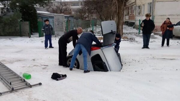 Автомобиль провалился под асфальт в городе Азове
