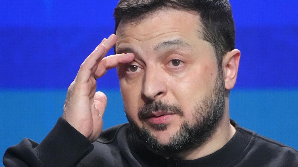 Зеленский заявил, что не держится за кресло президента Украины