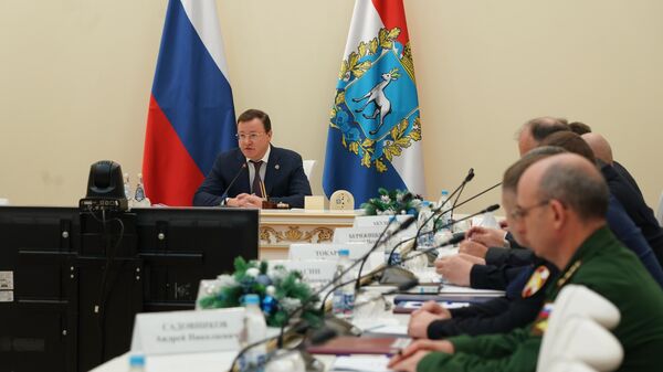 Губернатор Самарской области Дмитрий Азаров во время совещания регионального правительства