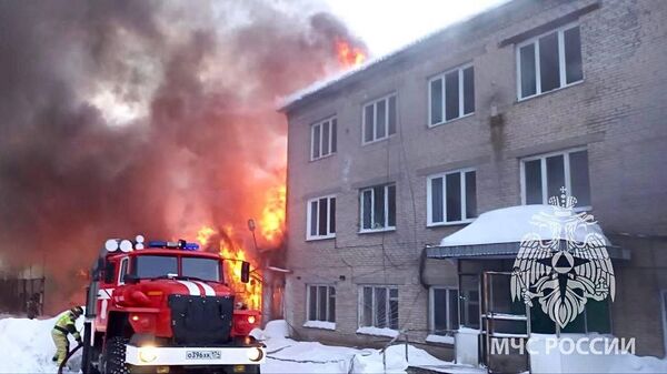Сотрудники МЧС России ликвидируют пожар в Челябинской области